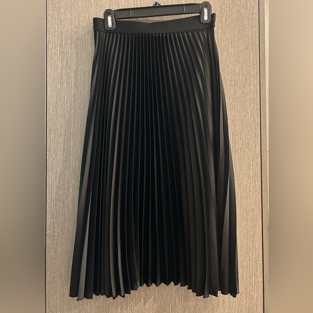 H&M pleated black skirt